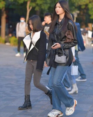 秋裝適合穿直筒牛仔褲，女孩都愛穿，不挑身材