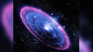 巨大的恆星吃掉了死去的鄰居，並造成了有史以來最明亮的超新星