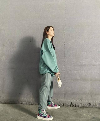 歐陽娜娜的早秋百變穿搭風格，複古港風真吸睛，真是個穿搭小能手