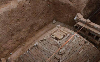 他堪稱“最敬業”盜墓賊，古墓上建房子，耗時20年搬空範增墓_讀書人_時間_賈胡
