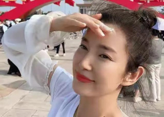 48歲李冰冰近況！跪地看娃身材被狂贊，500元方巾當遮陽布太奢侈