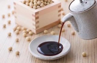 買醬油時，若瓶身上有這兩個字母，再便宜也別買，都是勾兌醬油