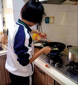 「我們的節日·元宵」衡水青少年志願者變身“小廚師”養老院老人樂享元宵節美食