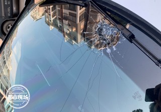 太嚇人！切菜的砧板從天而降砸壞汽車 司機當場被嚇