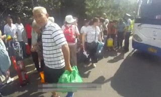 心真大！旅遊客車拋錨高速，40多名乘客路邊乘涼