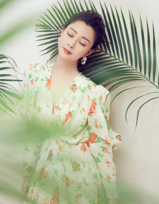 古裝美人殷桃也時尚，慵懶盤發知性優雅，碎花裙減齡又有女人味