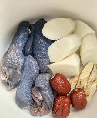 滋補美味：山藥烏雞湯，滋養身心的秘訣_紅棗_枸杞_姜片