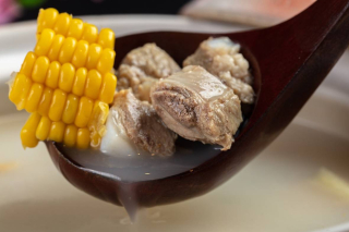 玉米排骨怎麼燉好吃又簡單，玉米何時放大有講究_風味_食材_湯品