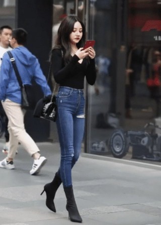 姑娘看個手機還那麼多」姿勢"，好奇看的內容，網友：讓我來