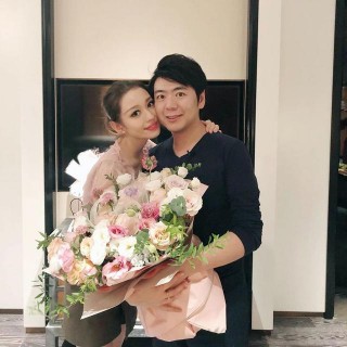 38歲郎朗給妻子慶祝25歲生日，抱玫瑰花表白：老婆開心我也開心