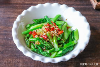 簡簡單單一道涼拌蘆筍，酸辣脆嫩有營養，簡直是增進食欲的小能手