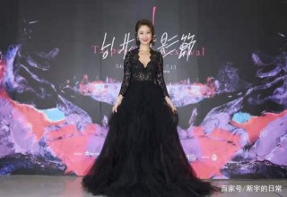 林心如穿健美褲走機場，大長腿纖細得像筷子，一點看不出四十多歲