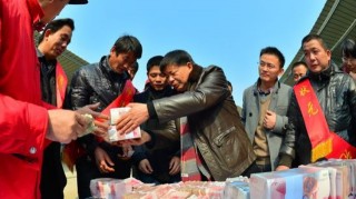 老板打算不發年終獎，隔天老員工集體辭職，如今後悔！