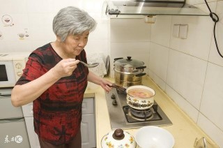進城看女兒，女婿給我吃隔夜的飯菜，算命先生：他們是孝順之人！