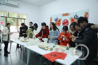 要過年啦！這所高校校長與留校生一起包餃子 現場與家長視頻連線