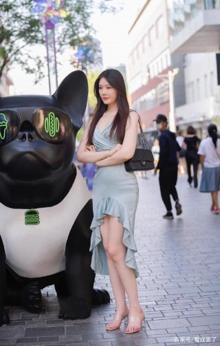 身材好的女生這樣穿美極了，薄荷綠吊帶裙配透明高跟鞋，甜美時尚