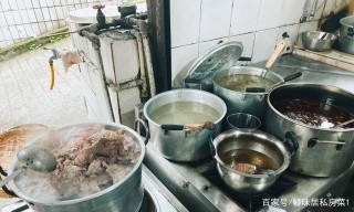 瀘州有35年歷史的小面館的招牌已經褪色，看不清了