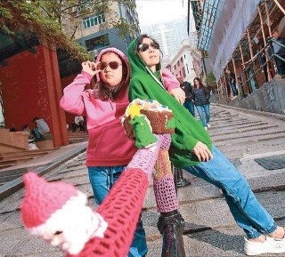 養女先天性脊椎爆裂 前TVB花旦見證小學畢業：繼續並肩同行