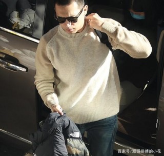 娛樂圈實力派男星，李現寸頭造型亮相機場，網友：很帥氣