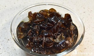 酸辣木耳口感酥脆，燙燙時間是關鍵