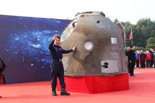 太空大禮空降“偉人故裏” 神十返回艙落戶韶山
