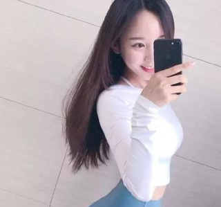 穿打底褲的時尚小美女，路邊路人看的絡繹不絕！