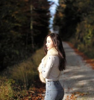 牛仔褲打底衫穿出賞心悅目的優雅，盡顯時髦女人味，顯瘦又顯高