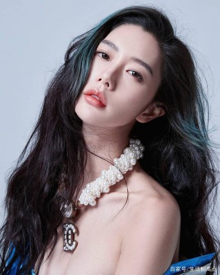 韓國女星克拉拉登時尚雜志封面，曾與包貝爾合演電影《大紅包》