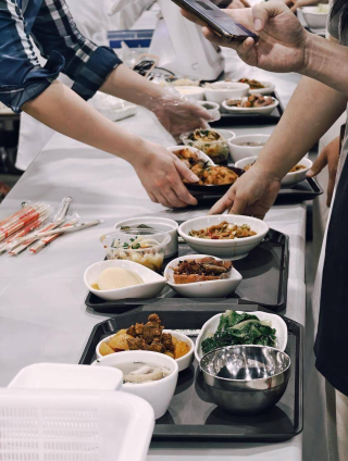 “五一”這家食堂超火爆，特色美食銷量驚人！_遊客_政府_赤壁