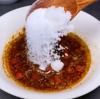 韭菜新吃法，這樣做的“涼拌韭菜”特別下酒，顏色味道都太棒了