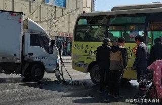 突發！汝南汽車站門口兩車相撞