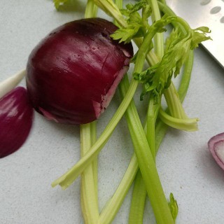 油雞樅菌拌嫩芹菜，簡單快手，美味家常菜