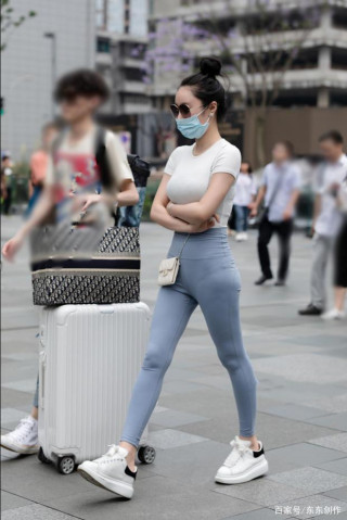 美女身材好，穿無痕跡的短褲，美麗而自信