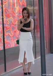 身材修長的連衣裙美女，時尚休閑又百搭，清新可人