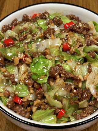 包菜這樣做不出水，肉末酥香拌飯絕配呢_媽媽_道菜_乾辣椒