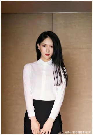 白色襯衣搭配黑色短裙，完美打造職場女性新形象，優雅時尚