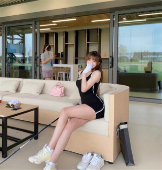 網友稱為“A4腰女神”的夏木穎，身材有多撩人？一起來看一下