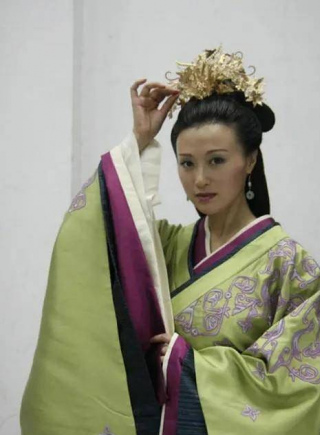 二婚嫁給開國皇帝，兒子是漢文帝，她是薄太後，墓裏有異域裝飾品