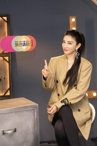 黃奕複出後更敢穿，overseize西裝直接配健美褲，身材似女團少女