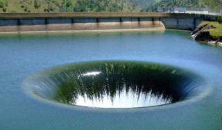 世界上最壯觀的泄洪道，每秒泄洪量達1500噸，被稱為“光榮洞”！