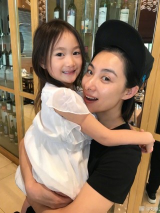 劉璇曬與李小鵬女兒合照，奧莉變身小吃貨超可愛