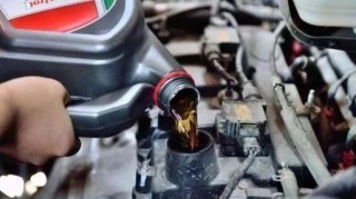 汽車保養多餘的機油能不能把剩下攢起來湊夠一桶再使用？