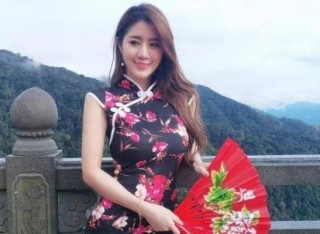 經過健身，女子穿上中式禮服，展現姿態曲線