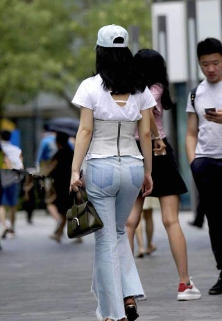 美女這身材 這身打扮太大膽..