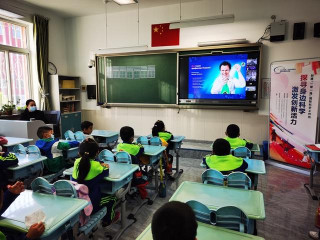 在家動手做實驗！俄羅斯教授“雲”科普走進校園