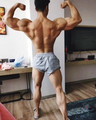 21歲小夥健身練出健美身材，這肌肉圍度你羨慕嗎