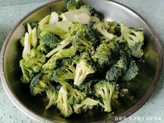 炒西蘭花時加“三寶”，每天炒一盤，越吃越想吃，開胃下飯