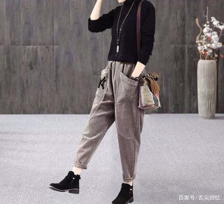 偶然發現：今秋流行“絨毛西裝+兜風褲”時髦洋氣又減齡！