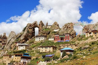 西藏天空之城，屹立於4800米的高空，據說是我國歷史最悠久的寺廟
