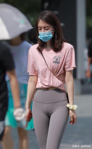 粉色T恤搭配健美褲，唯美可愛，運動女生的首選新寵